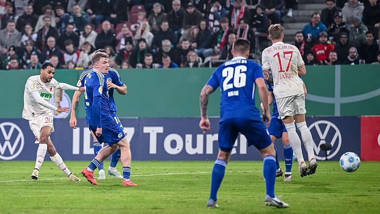 FC Augsburg - FC Schalke 04       -  Alexis Claude-Maurice (l) hat bei seinem Schuss Glück mit dem Rasen.