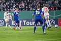 FC Augsburg - FC Schalke 04       -  Alexis Claude-Maurice (l) hat bei seinem Schuss Glück mit dem Rasen.