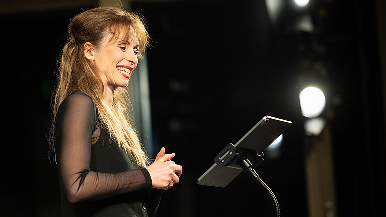 Festival Lied in Würzburg       -  Knapp 90 Menschen besuchen am Sonntag (09.03.25) im Rahmen des 6. „Festivals Lied in Würzburg“ im Mozartareal den Auftritt des Duos Sarah Maria Sun (Sopranistin) und Jan Philip Schulze (Pianist) mit ihrem Programm „Unheavenly Lullabies“. Die beiden Künstler präsentieren keine Idylle, nichts Herkömmliches, keinen Standard. „Hier wird es grell, verrückt, absurd und urkomisch“, heißt es im Programm.