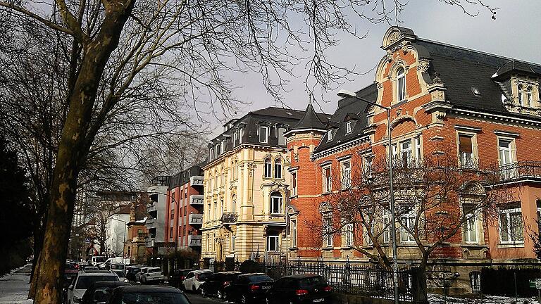 Die Bismarckstraße lässt heute noch ein wenig vom alten Glanz erahnen. Einige Stadtvillen stehen aber noch. Die Bismarckstraße lässt heute noch ein wenig vom alten Glanz erahnen. Einige Stadtvillen stehen aber noch.