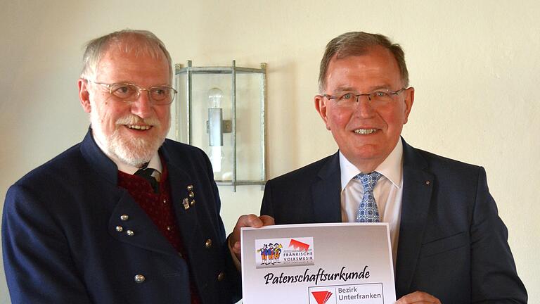 Frisch unterzeichnet: Vorsitzender Reinhard Hüßner (links) und Bezirkstagspräsident Erwin Dotzel mit der Patenschaftsurkunde.