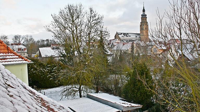 Leicht mit Schnee bedeckt waren die Dächer in Bad Königshofen nach den Schneefällen in Rhön-Grabfeld.