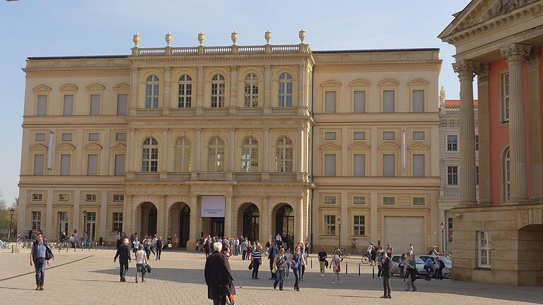 Das Museum Barberini im wiederaufgebauten Palais mit seinen barocken Sandsteinfassaden ist ein Anziehungspunkt der Stadt Potsdam. Rechts im Bild ist ein Teil des Neubaus in der historischen Gestalt des Stadtschlosses zu sehen, in dem seit 2014 der Brandenburgische Landtag seinen Sitz hat.