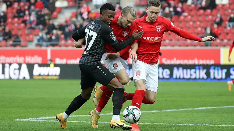 Kein Durchkommen: Kickers-Flügelspieler Ryan Adigo bleibt an den Hallensern Janek Sternberg und Jannes Vollert hängen. Kein Durchkommen: Kickers-Flügelspieler Ryan Adigo bleibt an den Hallensern Janek Sternberg und Jannes Vollert hängen.