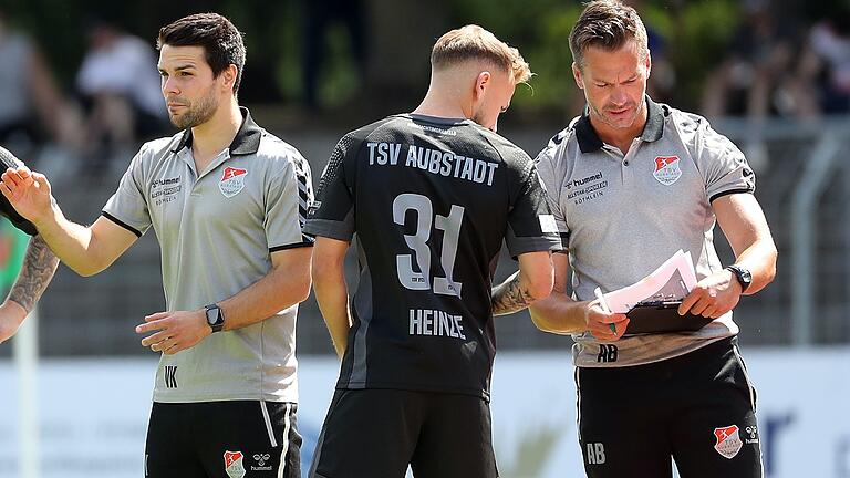 Cheftrainer Victor Kleinhenz (links) und Co-Trainer André Betz (rechts) haben ihre Verträge beim TSV Aubstadt vorzeitig um zwei weitere Jahre verlängert.