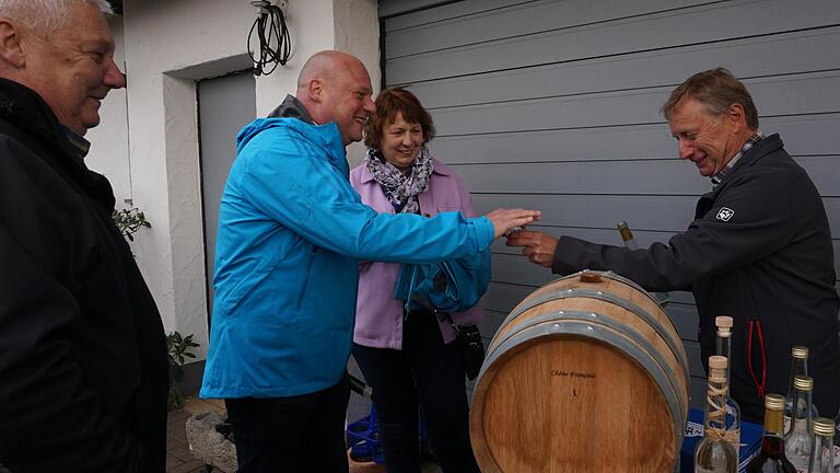Die Verkostung von Schnäpsen stand bei der Schnapsbrennerrunde in Unterweißenbrunn im Mittelpunkt. Mit im Bild Ideengeberin Ulrike Baumeister und Schnapsbrenner Albrecht Seufert. Die Verkostung von Schnäpsen stand bei der Schnapsbrennerrunde in Unterweißenbrunn im Mittelpunkt. Mit im Bild Ideengeberin Ulrike Baumeister und Schnapsbrenner Albrecht Seufert.