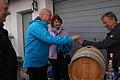 Die Verkostung von Schnäpsen stand bei der Schnapsbrennerrunde in Unterweißenbrunn im Mittelpunkt. Mit im Bild Ideengeberin Ulrike Baumeister und Schnapsbrenner Albrecht Seufert.