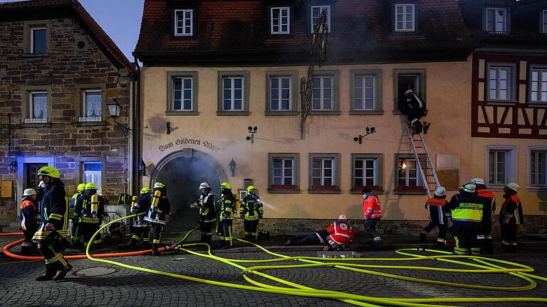 In einem leerstehenden Gasthof wurde ein Feuer simuliert. Die Einsatzkräfte mussten den Brand bekämpfen und Verletzte bergen.&nbsp;