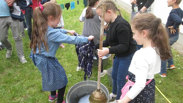 Wäsche waschen nach Omas Art war Mädchensache beim Schulfest. Bottich, Waschbrett und Stampfer ersetzten seinerzeit die Waschmaschine.       -  Wäsche waschen nach Omas Art war Mädchensache beim Schulfest. Bottich, Waschbrett und Stampfer ersetzten seinerzeit die Waschmaschine.