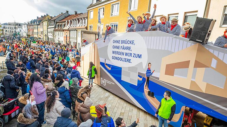 Beim Faschingsumzug in Schweinfurt am Faschingsdienstag waren die Wirtschaftsjunioren mit einem hintersinnigen Wagen beteiligt.