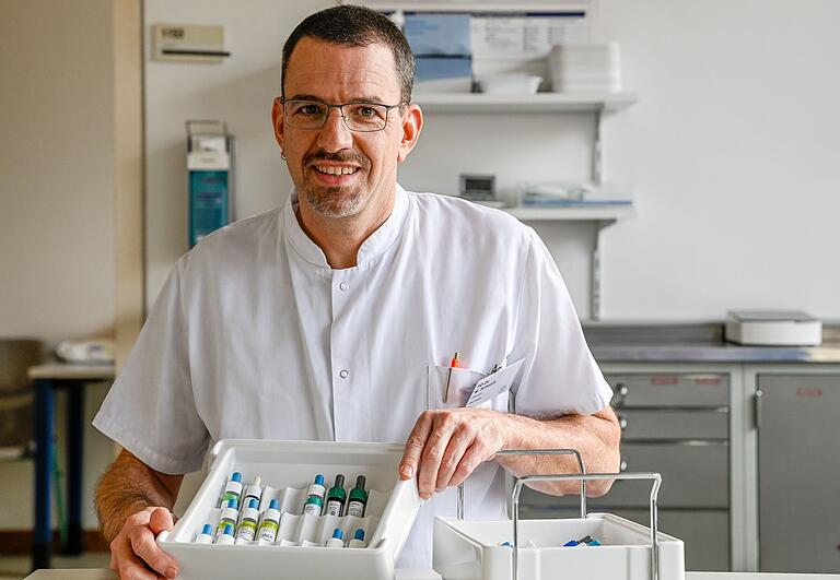 Oberarzt Dr. Matthias Scheich mit einem Set sogenannter Pricktest-Lösungen. Mit ihnen kann eine Allergie auf bestimmte Pollen oder Stoffe nachgewiesen werden. Oberarzt Dr. Matthias Scheich mit einem Set sogenannter Pricktest-Lösungen. Mit ihnen kann eine Allergie auf bestimmte Pollen oder Stoffe nachgewiesen werden.