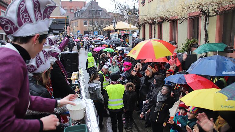 Der Landkreisfaschingsumzug in Volkach im Februar 2020: Dicht gedrängt stehende Menschen sind zu Corona-Zeiten undenkbar, der Umzug 2021 ist darum abgesagt.