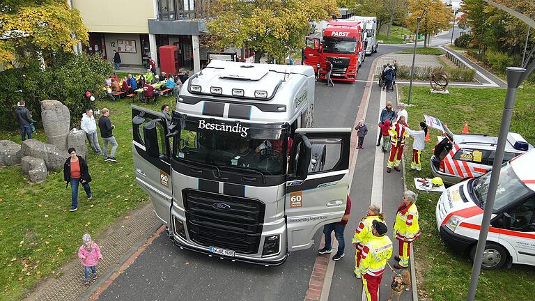 Fünf große LKW-Zugmaschinen waren zum Fest gekommen, um Menschen mit Behinderung auf eine Tour zum Mainfrankenpark mitzunehmen.