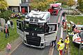 Fünf große LKW-Zugmaschinen waren zum Fest gekommen, um Menschen mit Behinderung auf eine Tour zum Mainfrankenpark mitzunehmen.