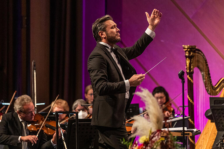 Mit schwungvoller Lässigkeit: Generalmusikdirektor Enrico Calesso beim Benefizkonzert 'My Way - A Tribute To Frank Sinatra' zugunsten der Würzburger Tafel im Congress Centrum Würzburg.