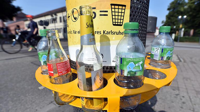 Wie hier in Karlsruhe (Archivbild) sollen auch künftig in Würzburg die öffentlichen Mülleimer mit Pfandringen ausgestattet werden. Der Würzburger Stadtrat hat jedenfalls jetzt einstimmig zugesagt, den Antrag der SPD-Fraktion weiter zu verfolgen.