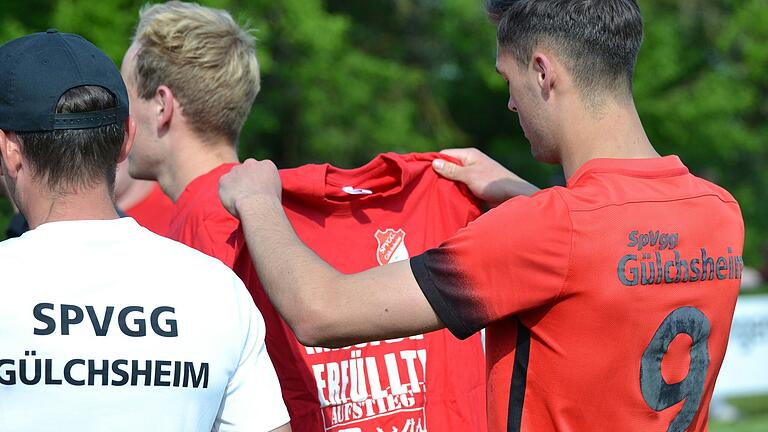 Timo Eisenmann (rechts) von der SpVgg Gülchsheim betrachtet das Aufsteiger-T-Shirt. Eisenmann ist mit 22 Toren erfolgreichster Torschütze seiner Mannschaft in dieser Saison.