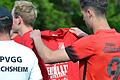 Timo Eisenmann (rechts) von der SpVgg Gülchsheim betrachtet das Aufsteiger-T-Shirt. Eisenmann ist mit 22 Toren erfolgreichster Torschütze seiner Mannschaft in dieser Saison.