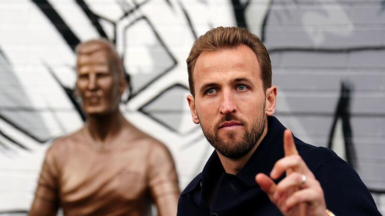 Harry-Kane-Statue in London       -  Harry Kane bei der Enthüllung seiner Statue im Londoner Stadtteil Walthamstow