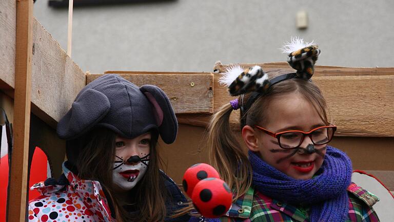 Umzug der Kinder       -  Tolle Parade: Der Nordheimer Nachwuchs hatte seine Fahrzeuge für den Faschingszug der Kinder mächtig aufgepimpt.