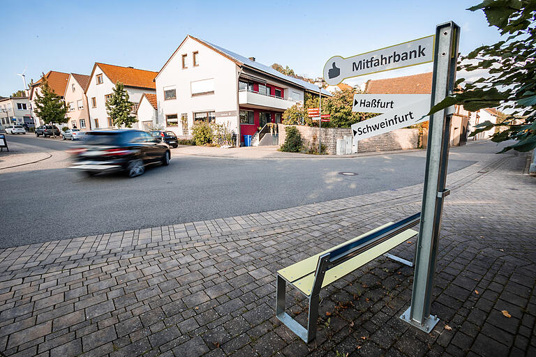 Die Mitfahrbank im Ortszentrum von Gädheim: 'Fehlinvestition', wie eine Stimme im großen Haßberge-Check schreibt? Oder doch ein hilfreiches Mittel für mehr Mobilität im ländlichen Raum?