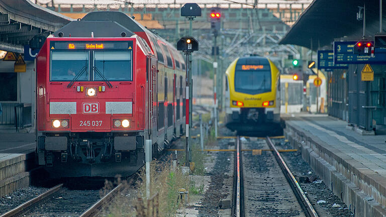 254841866.jpg       -  In den Zügen der Deutschen Bahn (links) und Go-Ahead (rechts) kam es zu Manipulationen an den Steckdosen.