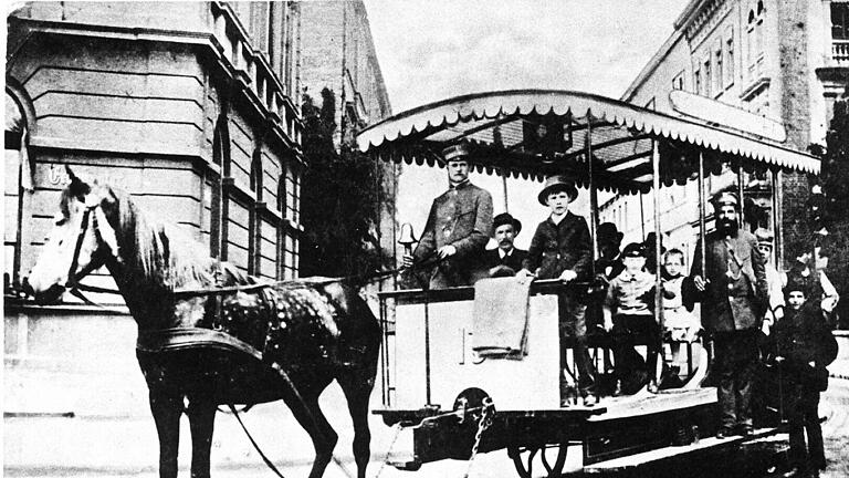 Die erste Würzburger Pferde-Straßenbahn im Jahre 1890. Trotz sorgfältiger Recherche konnten nicht alle Rechteinhaber der Fotos ermittelt werden. Rechteinhaber werden gebeten, sich bei der Redaktion zu melden.