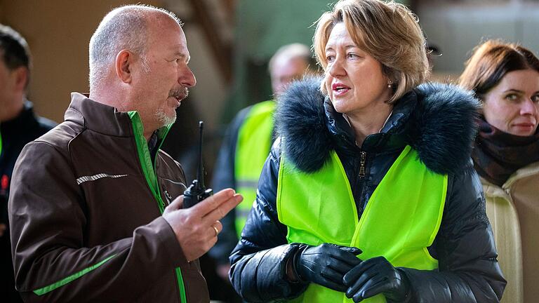 Hatten zusammen mit dem Bundesverband der Deutschen Säge- und Holzindustrie, vertreten von Julia Möbus (rechts im Bild) zum Laubholzgespräch eingeladen: Sägewerks-Geschäftsführer Stephan Alt und Bundestagsabgeordnete Anja Weisgerber.