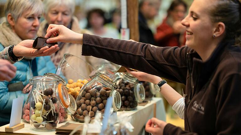 Rund 40 regionale Betriebe bieten am Wochenende in der Karl-Knauf-Halle in Iphofen ihre Produkte an: vom Aronia-Saft bis zum 'fränkischen Nutella'. Rund 40 regionale Betriebe bieten am Wochenende in der Karl-Knauf-Halle in Iphofen ihre Produkte an: vom Aronia-Saft bis zum 'fränkischen Nutella'.