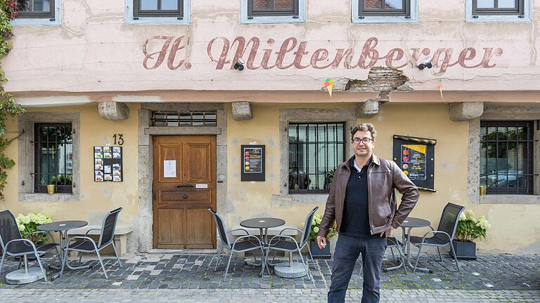 Architekt Friedrich Staib vor dem Miltenberger-Haus neben dem Sommerhäuser Rathaus. Sein Vorentwurf für den Umbau des historischen Anwesens stieß im Gemeinderat auf breite Zustimmung.&nbsp;