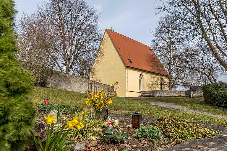 An der Hl. Kreuzkapelle in Obernbreit.