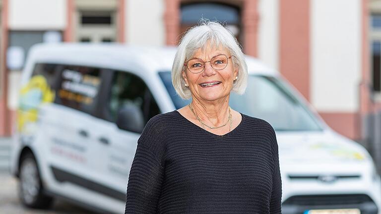 Sonja Rothenbucher ist 70, Rentnerin und seit sieben Jahren im Team des Bürgertaxis dabei. Sonja Rothenbucher ist 70, Rentnerin und seit sieben Jahren im Team des Bürgertaxis dabei. 