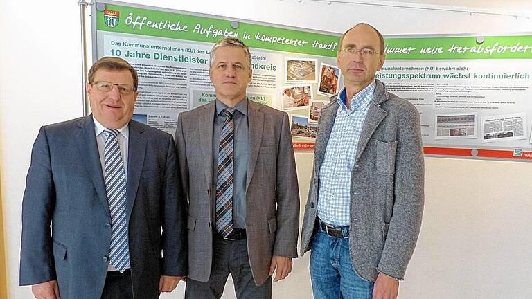 Ausstellung eröffnet: Landrat Josef Demar, Geschäftsführender Vorstand Gerald Roßhirt und Klaus Bittorf, Leiter des Wertstoffzentrums Bad Neustadt (von links) eröffneten die Ausstellung „Zehn Jahre Kommunalunternehmen Landkreis Rhön-Grabfeld“. Ausstellung eröffnet: Landrat Josef Demar, Geschäftsführender Vorstand Gerald Roßhirt und Klaus Bittorf, Leiter des Wertstoffzentrums Bad Neustadt (von links) eröffneten die Ausstellung „Zehn Jahre Kommunalunternehmen Landkreis Rhön-Grabfeld“.