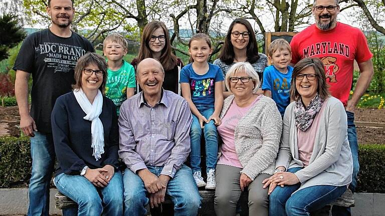 Leben in der Großfamilie: Gerhard und Marliese Hart mit ihren Töchtern Silvia (links) und Manuela (rechts), sowie deren Partnern Martin Öhrlein (hinten links) und Sven Dienesch (hinten rechts). Dazwischen die Enkelkinder Linus, Hannah, Clara, Selina und Jonathan. Leben in der Großfamilie: Gerhard und Marliese Hart mit ihren Töchtern Silvia (links) und Manuela (rechts), sowie deren Partnern Martin Öhrlein (hinten links) und Sven Dienesch (hinten rechts). Dazwischen die Enkelkinder Linus, Hannah, Clara, Selina und Jonathan.