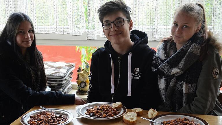 Die Schüler Nadine, Marius und Melissa (von links) hoffen, dass mehr Menschen erst einmal nachdenken, bevor sie Plastik in der Natur liegenlassen.