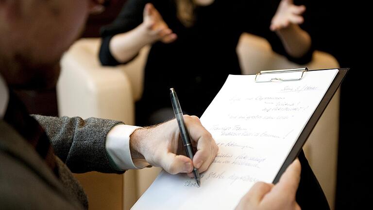 Deutschlands Psychotherapeuten in Aufruhr: Die Therapeuten sehen sich und ihre Patienten durch ein geplantes Gesetz diskriminiert. Statt selbst direkt zu einem Therapeuten ihrer Wahl gehen zu können, sollen Behandlungsbedürftige künftig erst von einem vorgeschalteten Begutachter untersucht werden. Deutschlands Psychotherapeuten in Aufruhr: Die Therapeuten sehen sich und ihre Patienten durch ein geplantes Gesetz diskriminiert. Statt selbst direkt zu einem Therapeuten ihrer Wahl gehen zu können, sollen Behandlungsbedürftige künftig erst von einem vorgeschalteten Begutachter untersucht werden. 