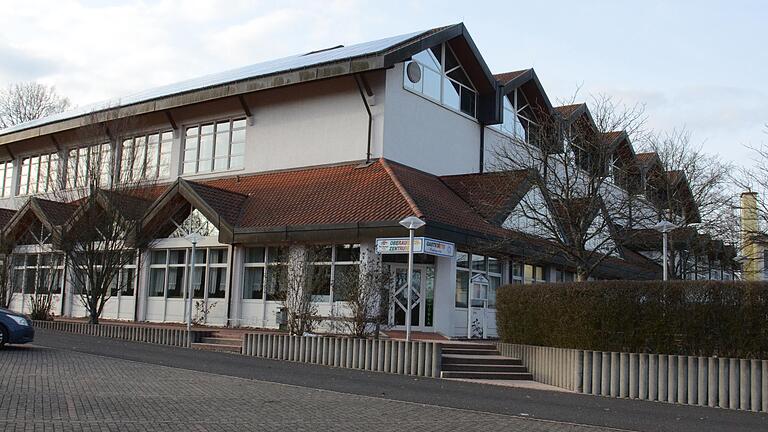 Im Oberaurach-Zentrum in Trossenfurt vergnügten sich am vergangenen Samstag rund 600 Gäste beim Rosenball des Caritasverbandes. Nur die Unterbringung der Fahrzeuge der Ballbesucher rund ums OAZ bereitete kurzfristig Schwierigkeiten.