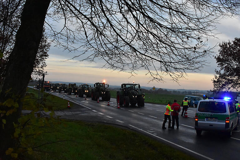 Noch bei Dunkelheit rollten die ersten Traktoren an. Die Polizei lotste sie zu ihrer Aufstellposition.