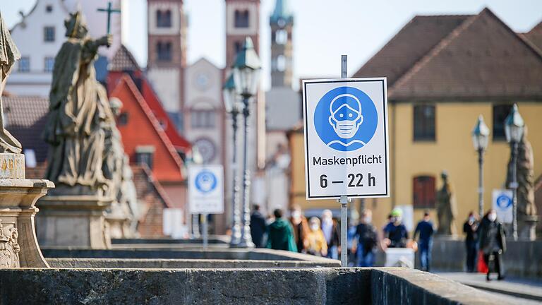 Noch immer herrscht auf der Alten Mainbrücke in Würzburg Maskenpflicht (Archivfoto vom März). Doch nicht alle halten sich daran.