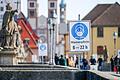 Noch immer herrscht auf der Alten Mainbrücke in Würzburg Maskenpflicht (Archivfoto vom März). Doch nicht alle halten sich daran.