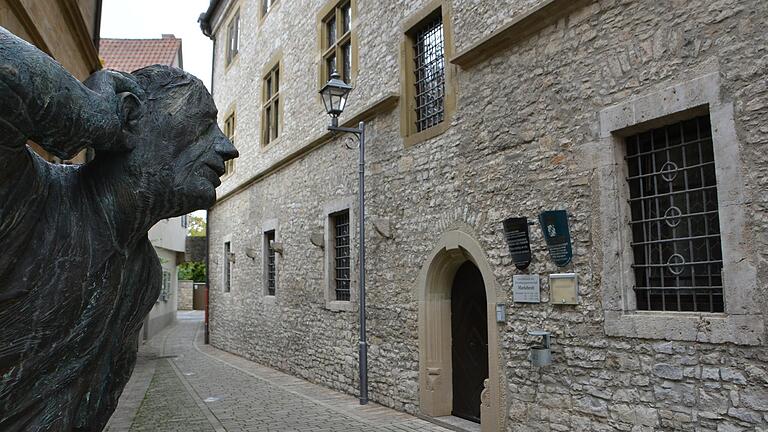 Das Rathaus in Marktbreit mit der Skulptur 'Der Lauscher' davor.