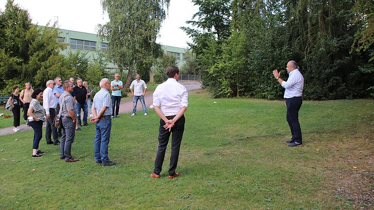 Hier soll das Gräberfeld für muslimische Bestattungen auf dem Neuen Friedhof in Marktheidenfeld entstehen. Den Mitgliedern des Bauausschusses erläuterten der Vorsitzende des türkisch-islamischen Kulturvereins, Ömer Özbay (rechts), Bestattungsunternehmer Matthias Liebler und Christian Brand, der Leiter des Ordnungsamtes der Stadt, Hintergründe und Details.