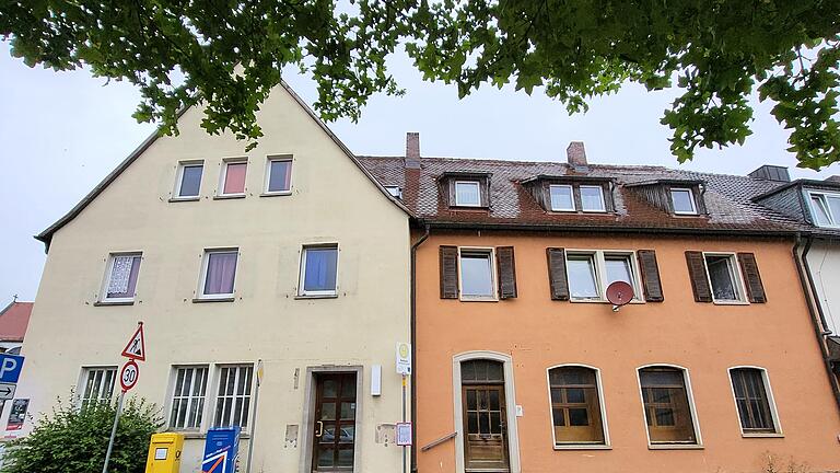 Die beiden Häuser aus den 1950er Jahren am Maßbacher Marktplatz sollen abgerissen und durch einen Neubau ersetzt werden. - Die beiden Häuser aus den 1950er Jahren am Maßbacher Marktplatz sollen abgerissen und durch einen Neubau ersetzt werden. Die beiden Häuser aus den 1950er Jahren am Maßbacher Marktplatz sollen abgerissen und durch einen Neubau ersetzt werden. - Die beiden Häuser aus den 1950er Jahren am Maßbacher Marktplatz sollen abgerissen und durch einen Neubau ersetzt werden.