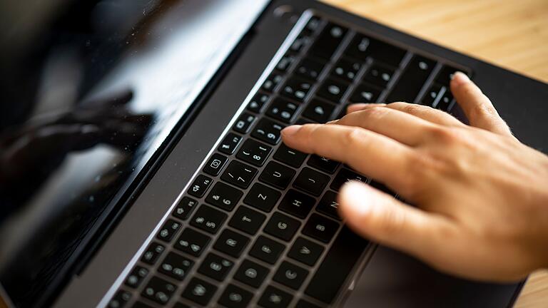 Digitalisierung Verwaltung - Bankgeschäfte am heimischen Laptop gehören zu den wenigen Gewinnern der Corona-Pandemie. (Archivfoto) Digitalisierung Verwaltung - Bankgeschäfte am heimischen Laptop gehören zu den wenigen Gewinnern der Corona-Pandemie. (Archivfoto)