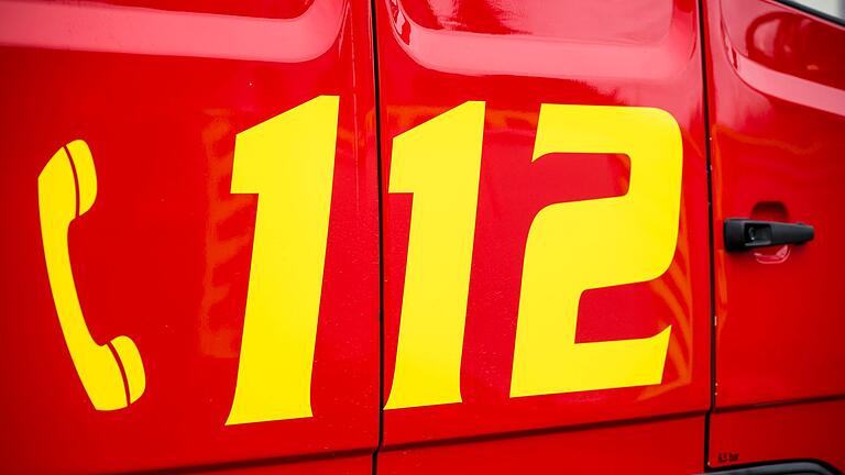 Einsatzwagen der Feuerwehr       -  Die Feuerwehr löschte in der Nacht den Brand. (Symbolbild)