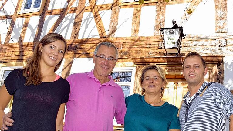 Nachfolge geregelt: Jennifer Koob (links) wird am 1. Januar 2016, zunächst als Angestellte, in die Brauerei Lang eintreten. Später soll sie den Betrieb einmal übernehmen. Darüber freuen sich Werner Lang (von links), Ingrid Gensler-Lang und Hubertus Schneiderbanger.FOTO: Alfred Kordwig Nachfolge geregelt: Jennifer Koob (links) wird am 1. Januar 2016, zunächst als Angestellte, in die Brauerei Lang eintreten. Später soll sie den Betrieb einmal übernehmen. Darüber freuen sich Werner Lang (von links), Ingrid Gensler-Lang und Hubertus Schneiderbanger.FOTO: Alfred Kordwig