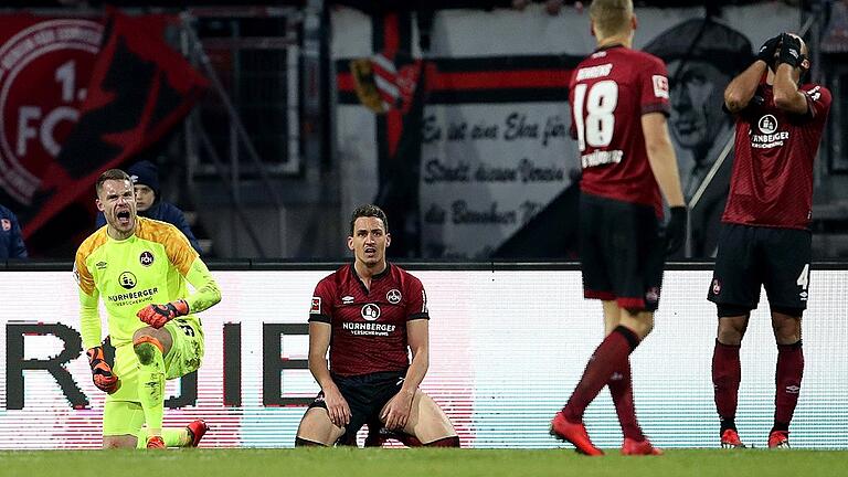 Fussball - 1. Bundesliga - 1. FC Nuernberg - Hertha BSC - Allmächt: Torwart Christian Mathenia (von links), Georg Margreitter, Hanno Behrens und Ewerton können es nicht fassen. Nach der Heimniederlage gegen Berlin wird die Situation für Schlusslicht 1. FC Nürnberg immer bedrohlicher. Fussball - 1. Bundesliga - 1. FC Nuernberg - Hertha BSC - Allmächt: Torwart Christian Mathenia (von links), Georg Margreitter, Hanno Behrens und Ewerton können es nicht fassen. Nach der Heimniederlage gegen Berlin wird die Situation für Schlusslicht 1. FC Nürnberg immer bedrohlicher.