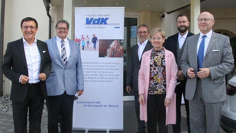 (Von links): Landtagsvizepräsident Wolfgang Reinhart,&nbsp;VdK-Kreisverbandsvorsitzender Kurt Weiland,&nbsp;Bernhard Gschwendner, Geschäftsführer des VdK-Bezirksverbandes Nordbaden, Nicole Schwarz, Leiterin des Amts für Pflege und Versorgung beim Main-Tauber-Kreis, Gschwendners designierten Nachfolger Ronny Hubsch sowie Bad Mergentheims Oberbürgermeister Udo Glatthaar.