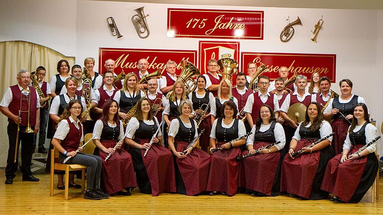 Auf dem Foto aktive Musikant*innen der Musikkapelle Eußenhausen.