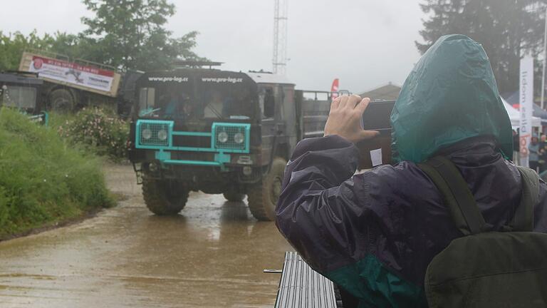 Am Anfang war der große Regen bei der 'Abenteuer &amp; Allrad' 2024 in Bad Kissingen.